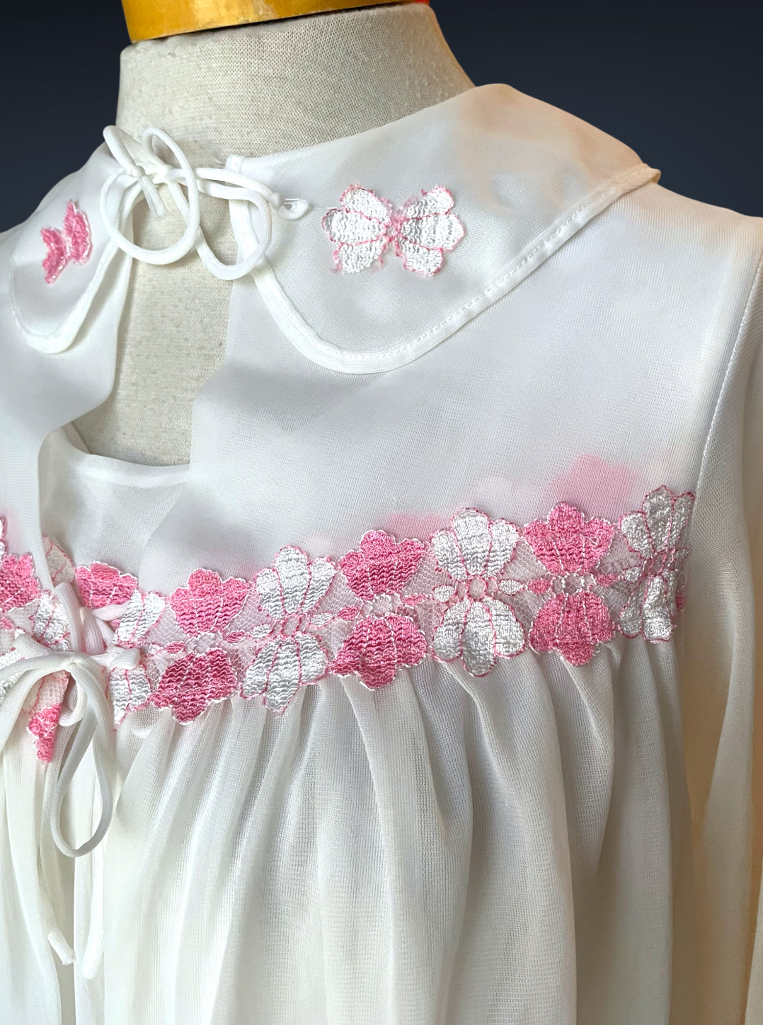1960’s Vintage White Sheer & Oink Floral Lace Peignoir Nightgown Set