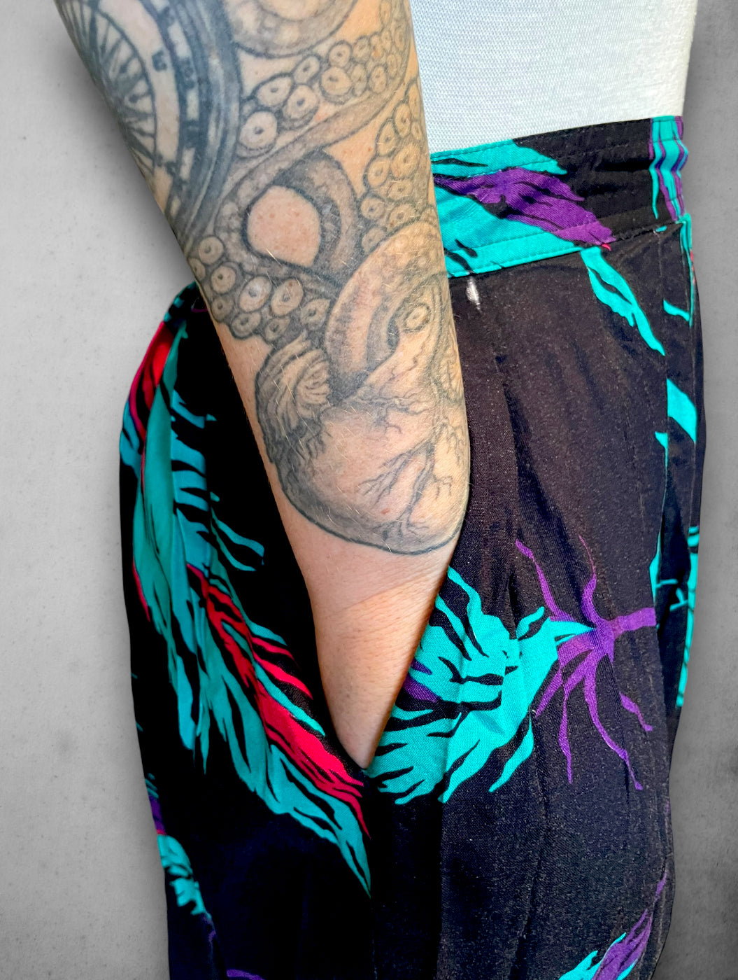 1980’s Long Black, Teal Blue, Magenta Pink & Purple Feather Pattern Pocket Skirt