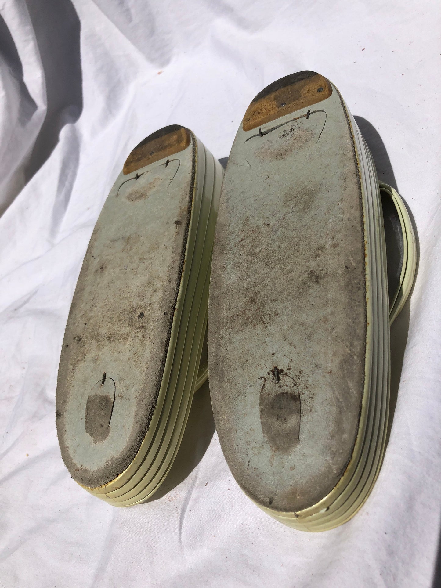 Unique Vintage Asian Metallic Chartreuse Green Yellow Thing Sandals c.1960 Size 6