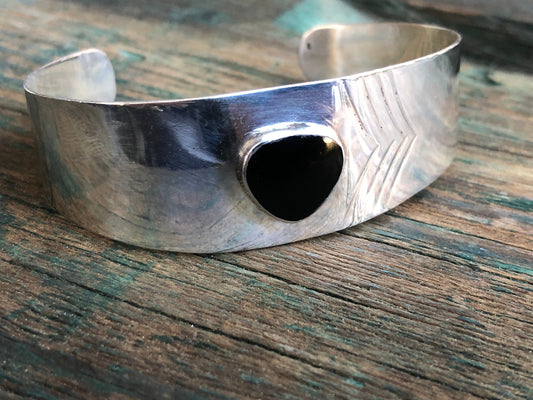 Vintage Wide Sterling Silver & Triangle Onyx Gemstone Modernist Cuff Bracelet