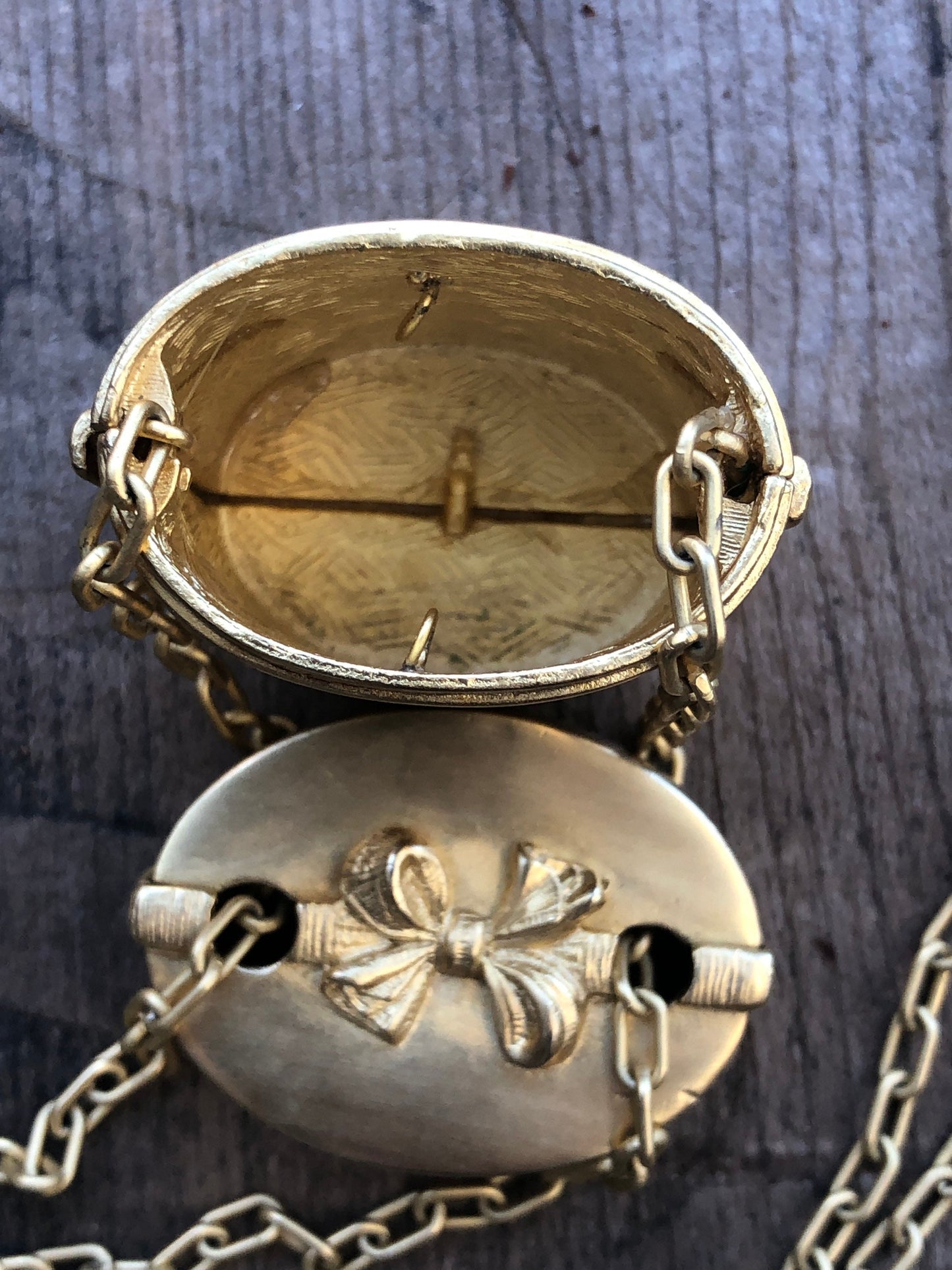 Unique Vintage Gold Opening Gift Box with Bow Necklace