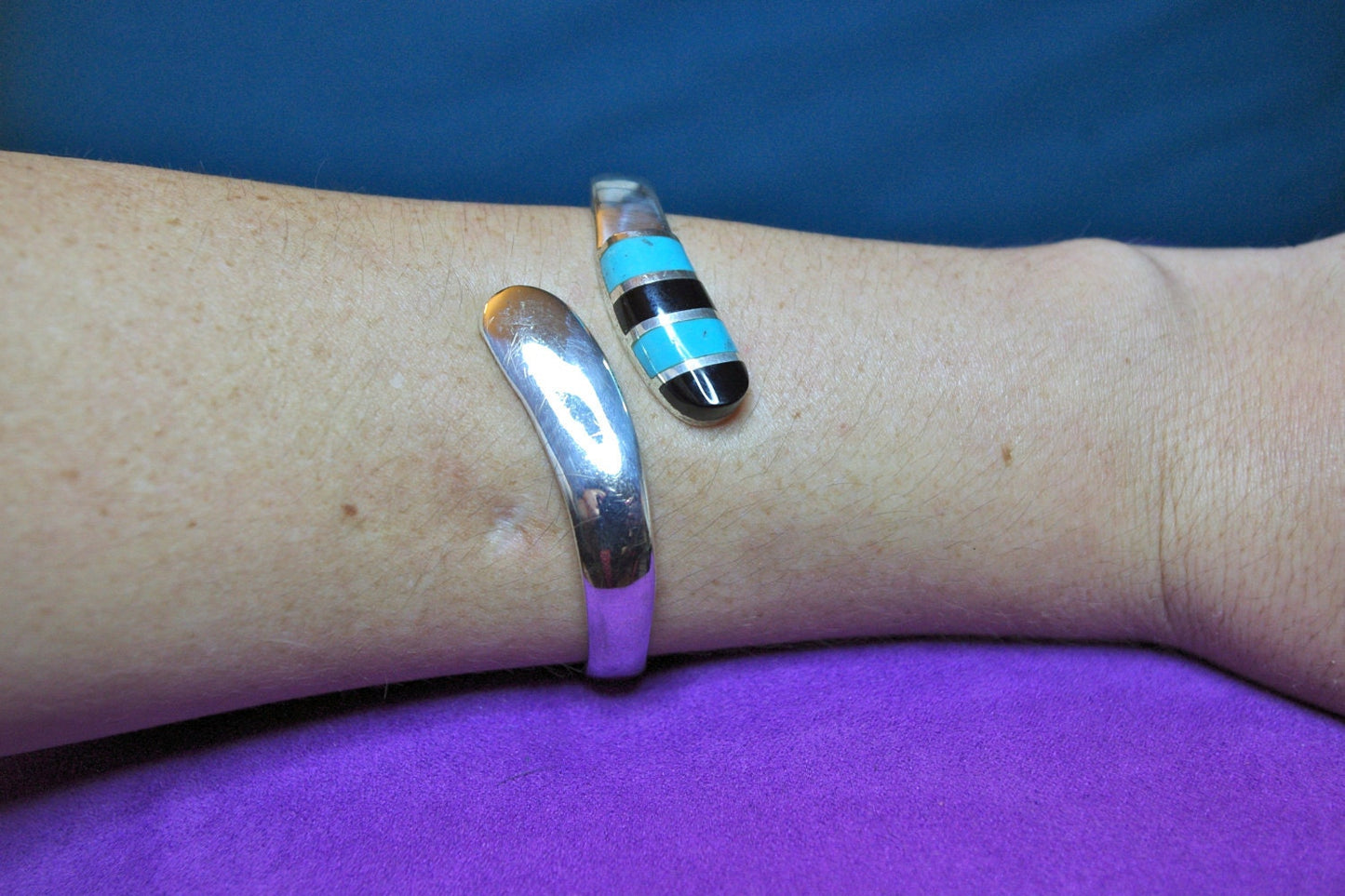 Vintage 925 Sterling Silver, Turquoise & Onyx Taxco Mexico Hinged Mid Century Modernist Clamper Bypass Bracelet