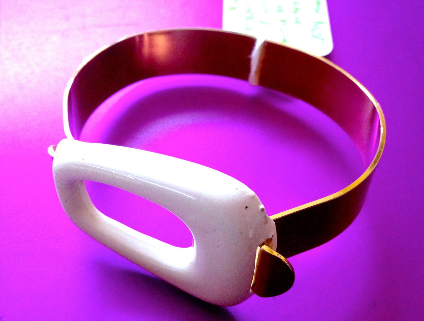 Super Cool Retro Modernist White Enamel Geometric Pressure Hinge Bangle Bracelet