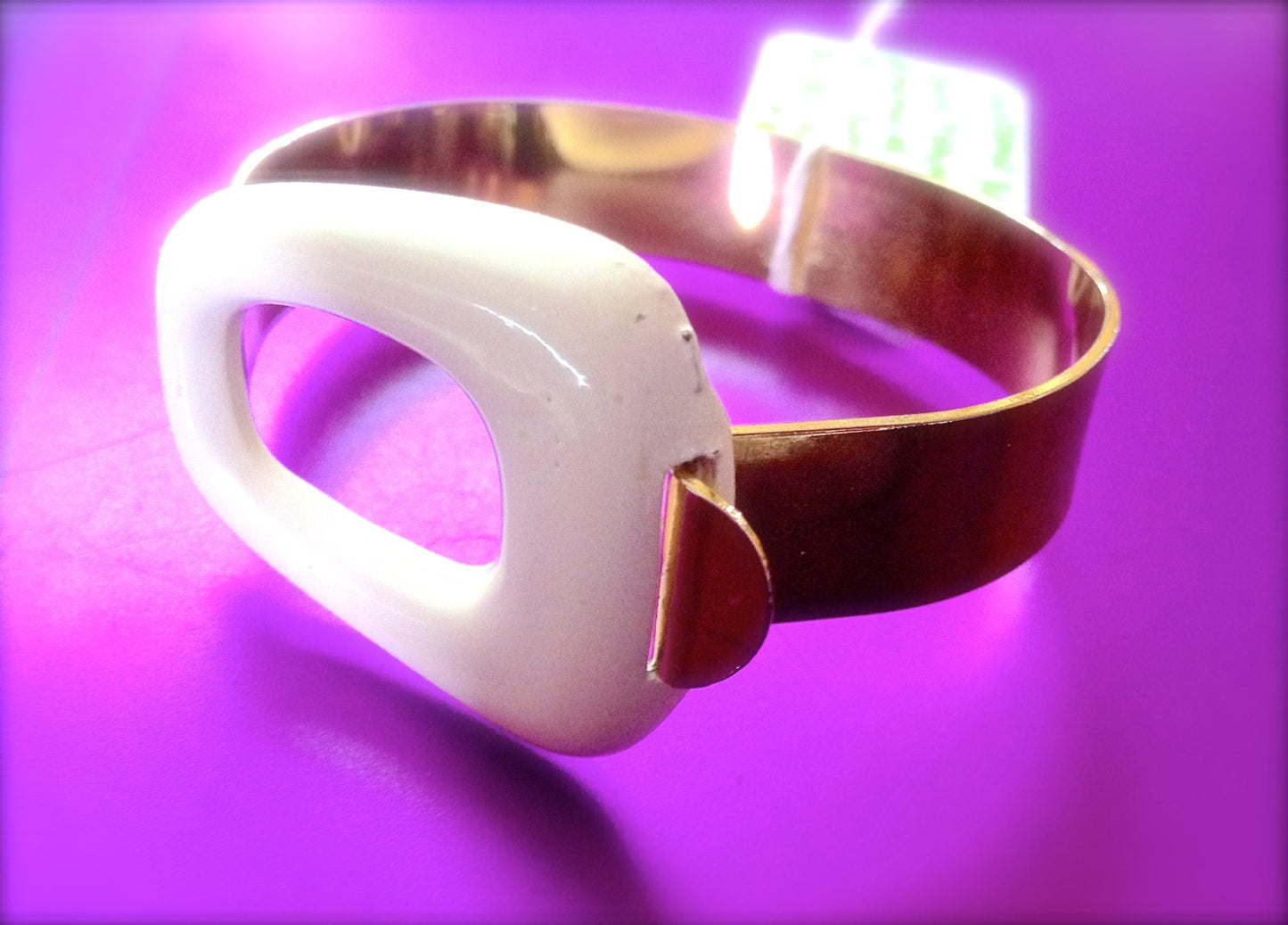Super Cool Retro Modernist White Enamel Geometric Pressure Hinge Bangle Bracelet