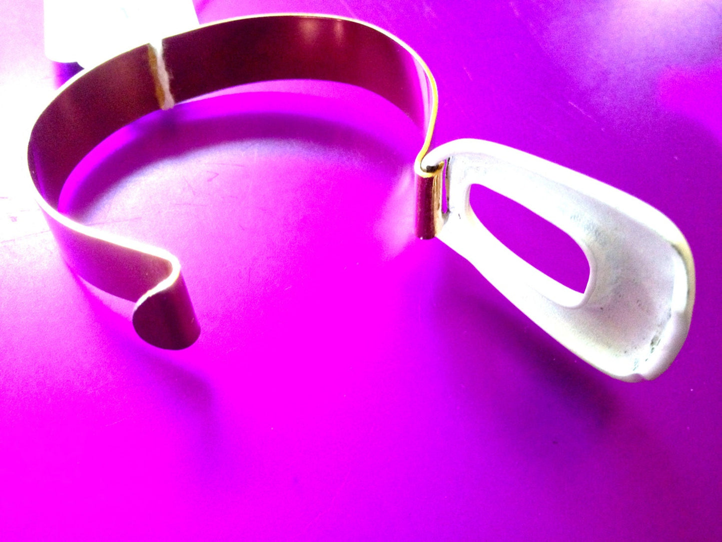 Super Cool Retro Modernist White Enamel Geometric Pressure Hinge Bangle Bracelet