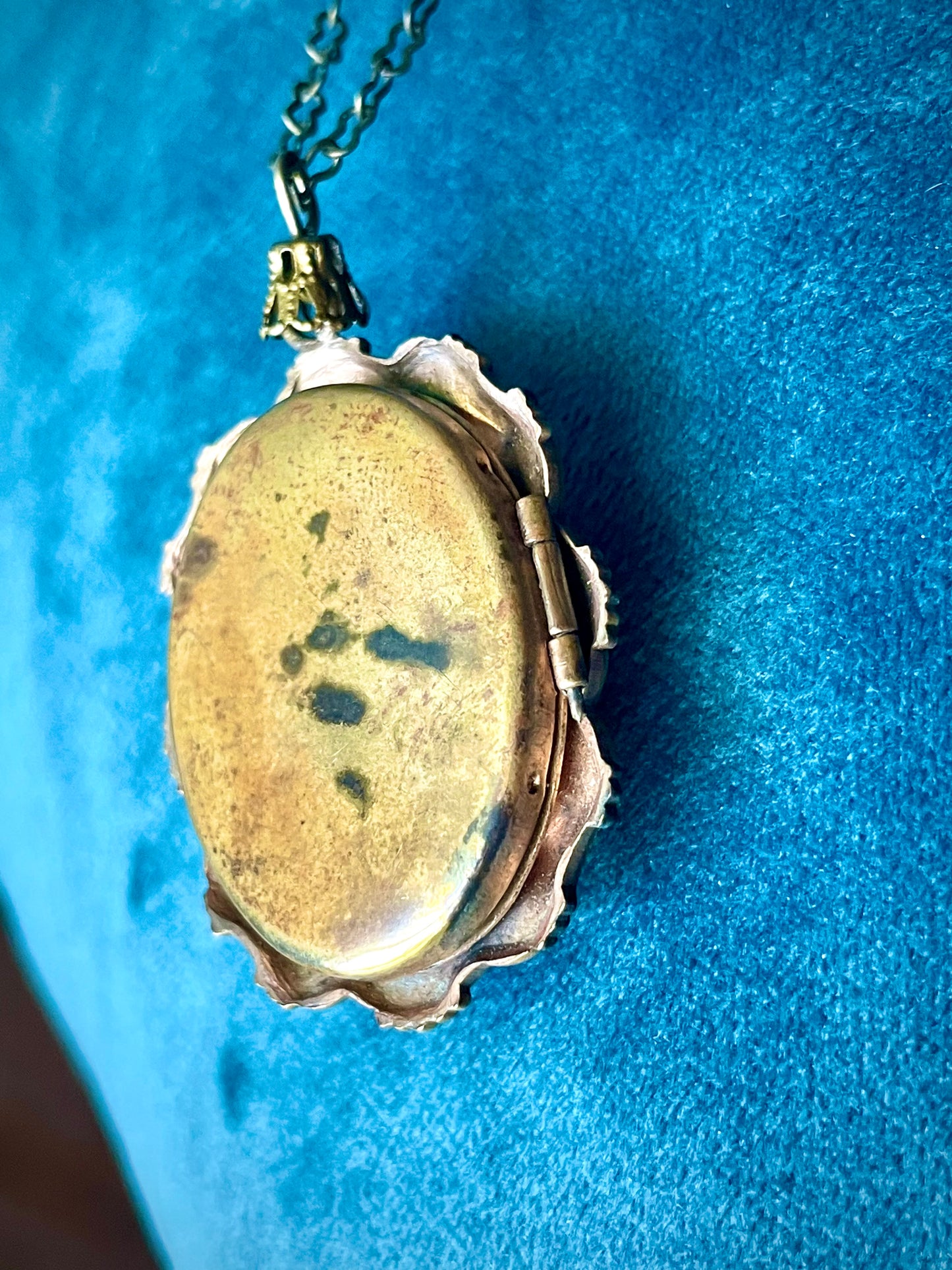 Victorian Mourning Cameo Locket Necklace : Flourishing Design & Peanut Chain Necklace
