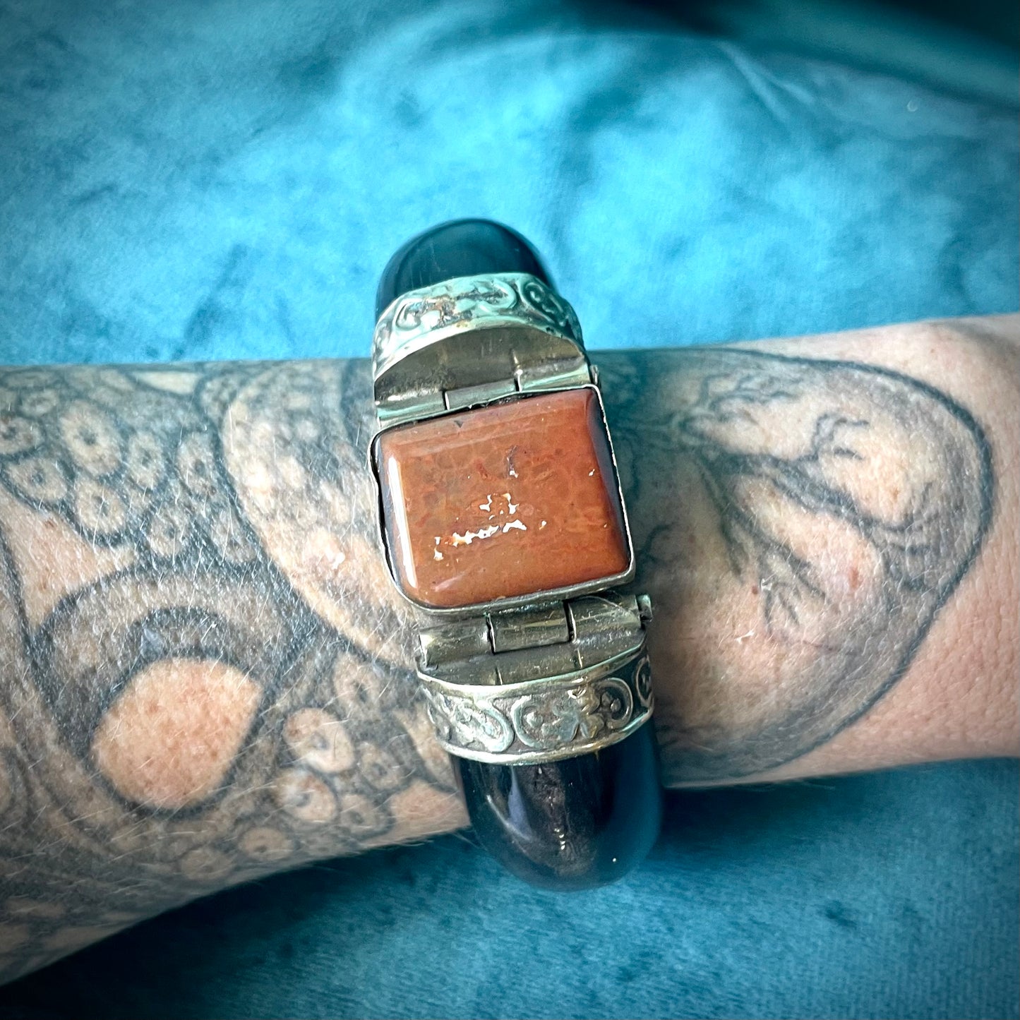 Antique Amber Botswana Agate & Black Wafer Buffalo Horn Pin Hinged Bangle Bracelet