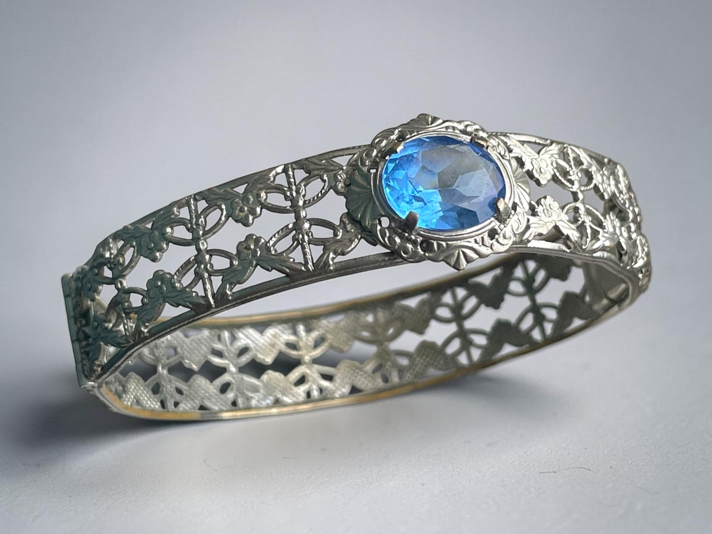 Art Deco Rhodium Plated Filigree Blue Topaz Crystal Art Glass Hinged Bangle Bracelet