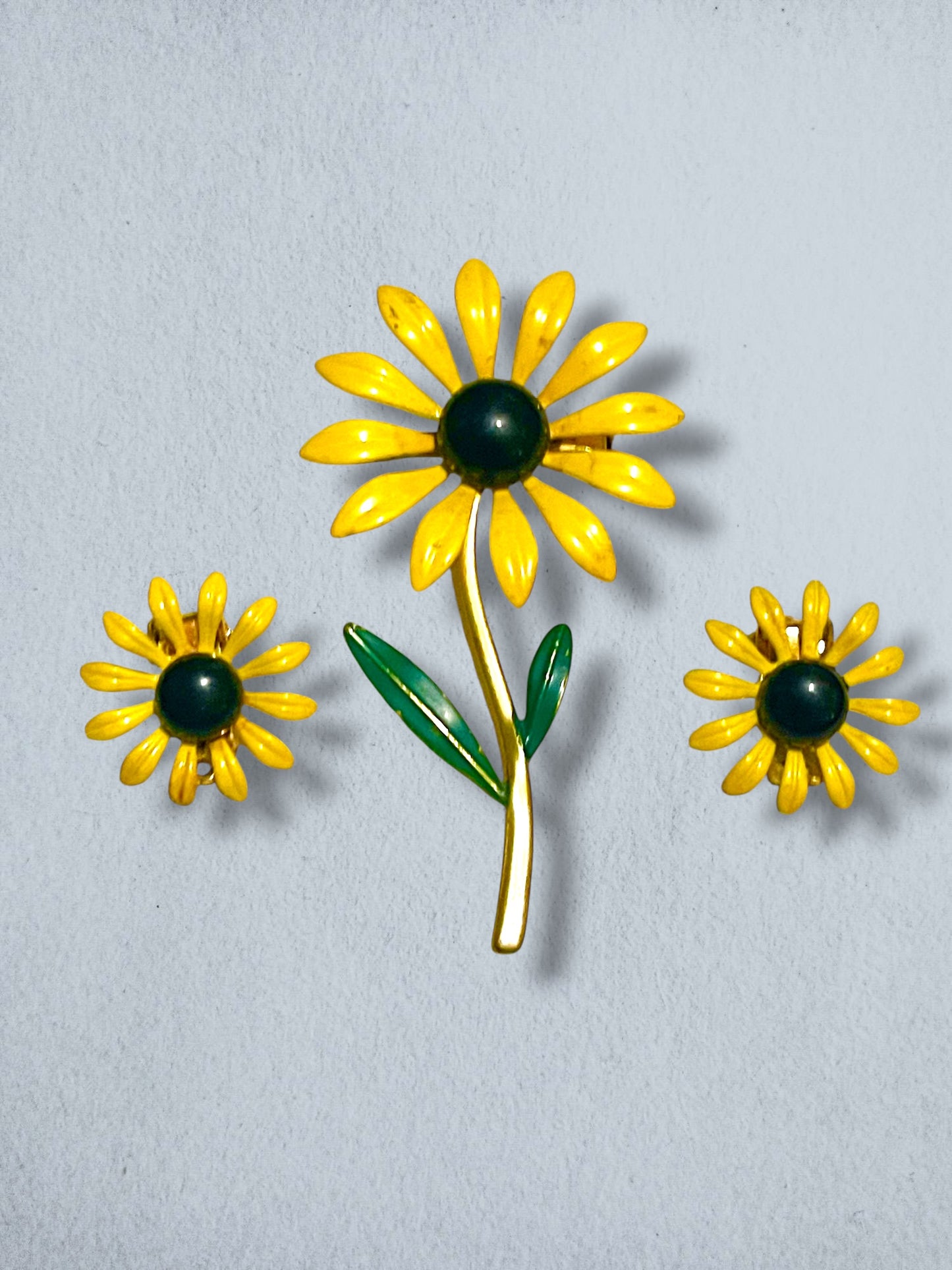 Mid Century Modern Yellow Enamel Metal Daisy Flower Brooch & Earring Demi Parure Set
