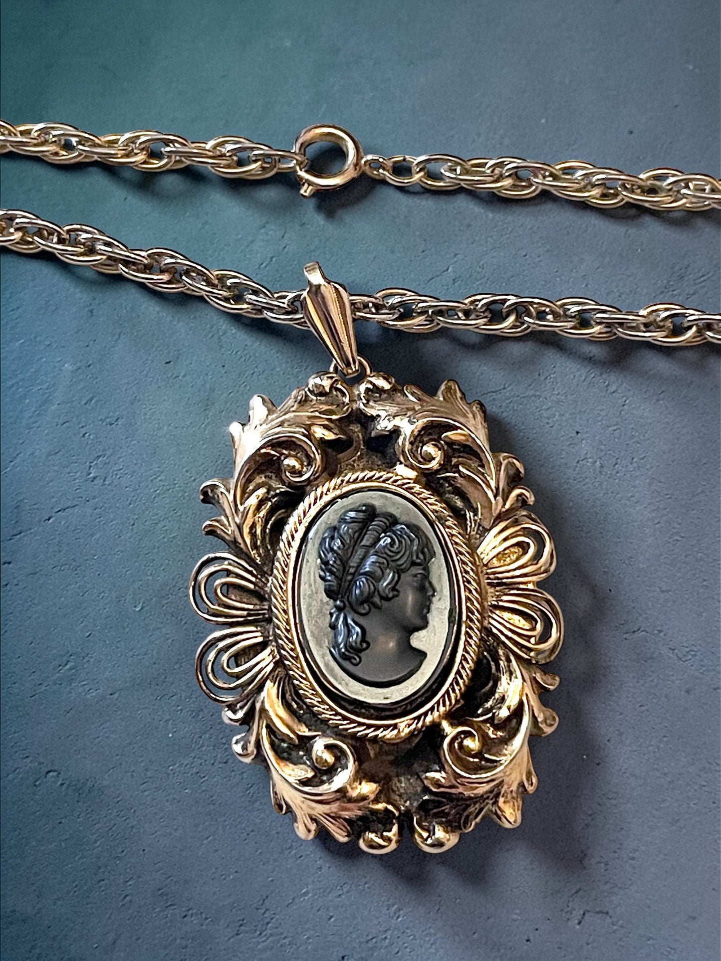 Gorgeous Art Nouveau Gilded Brass Mourning Cameo Mirrored Pendant Necklace