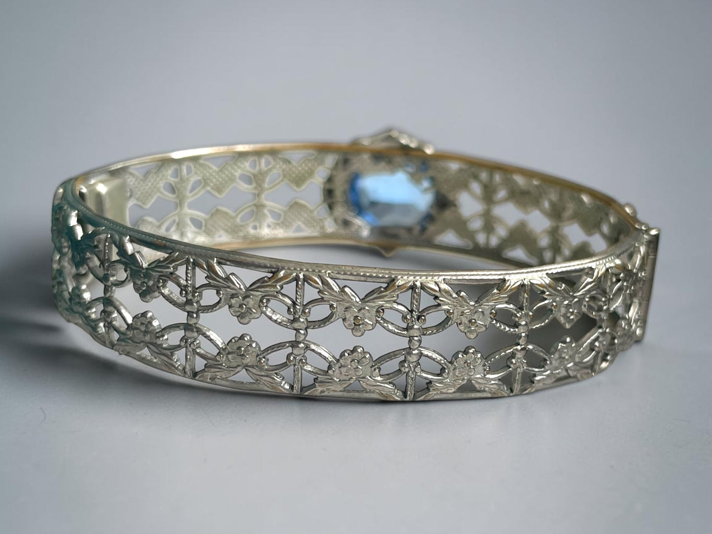 Art Deco Rhodium Plated Filigree Blue Topaz Crystal Art Glass Hinged Bangle Bracelet