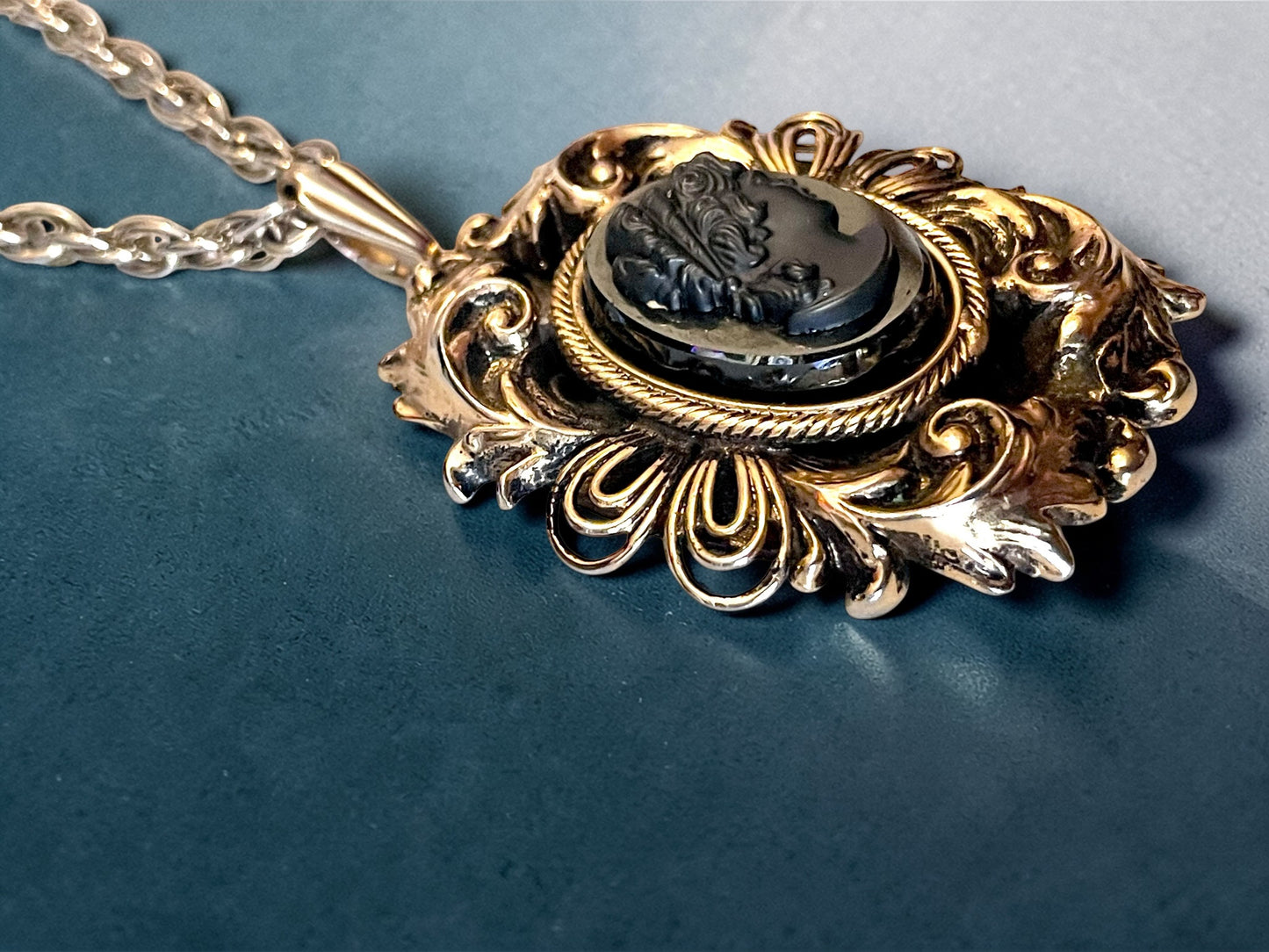 Gorgeous Art Nouveau Gilded Brass Mourning Cameo Mirrored Pendant Necklace