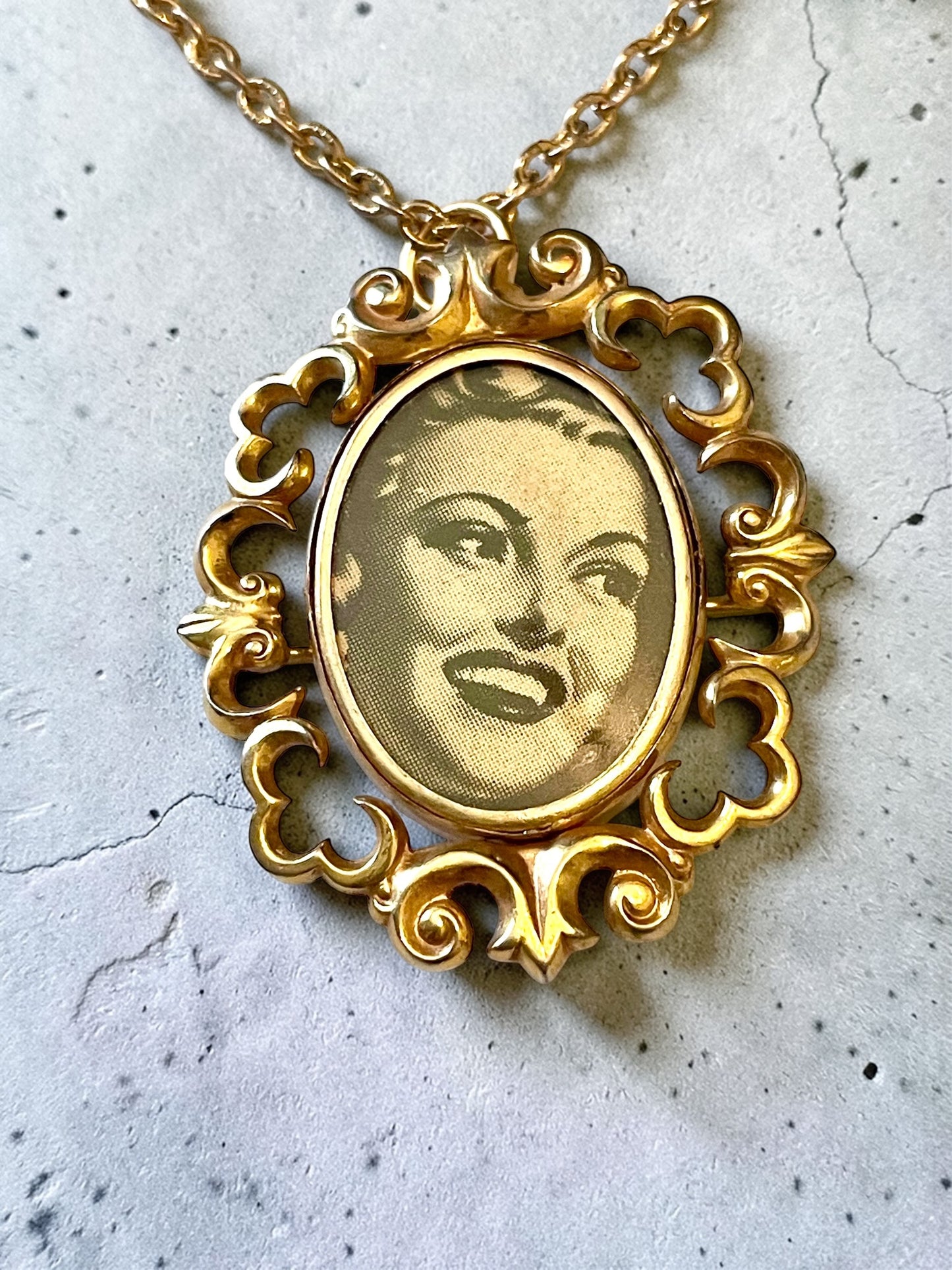Victorian Spinning Cameo Photo Frame Pendant Necklace