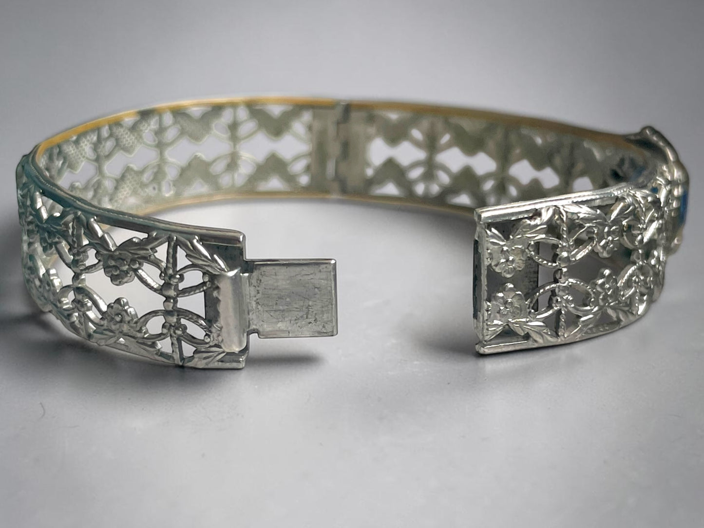 Art Deco Rhodium Plated Filigree Blue Topaz Crystal Art Glass Hinged Bangle Bracelet