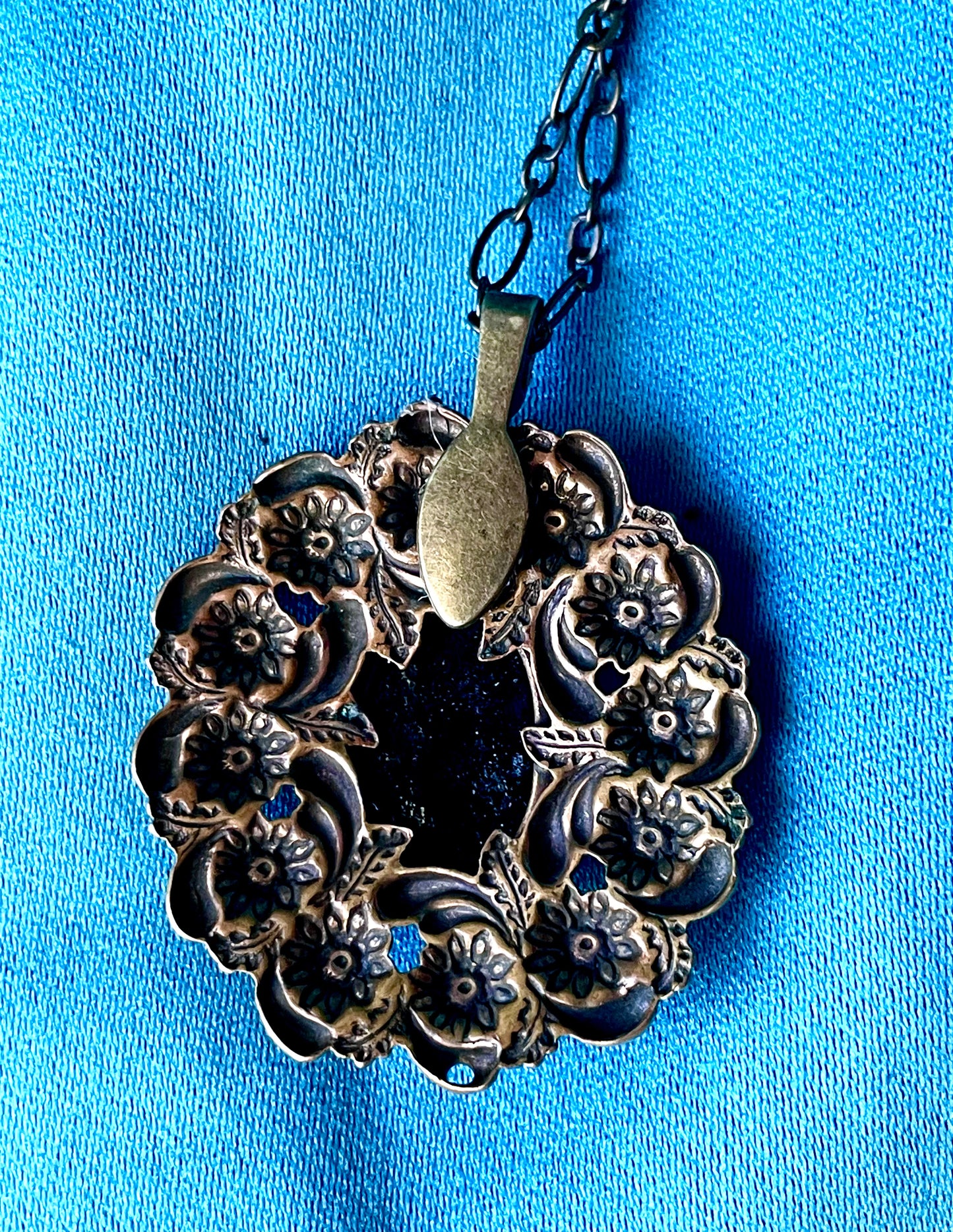 Brass Floral Repoussé Black & White Art Glass Silhouette Cameo Pendant Necklace