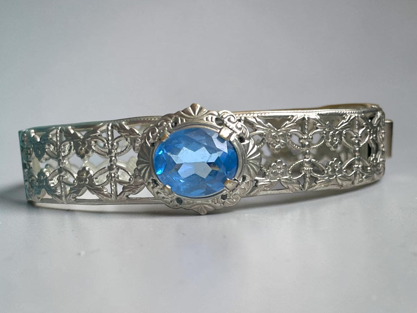 Art Deco Rhodium Plated Filigree Blue Topaz Crystal Art Glass Hinged Bangle Bracelet