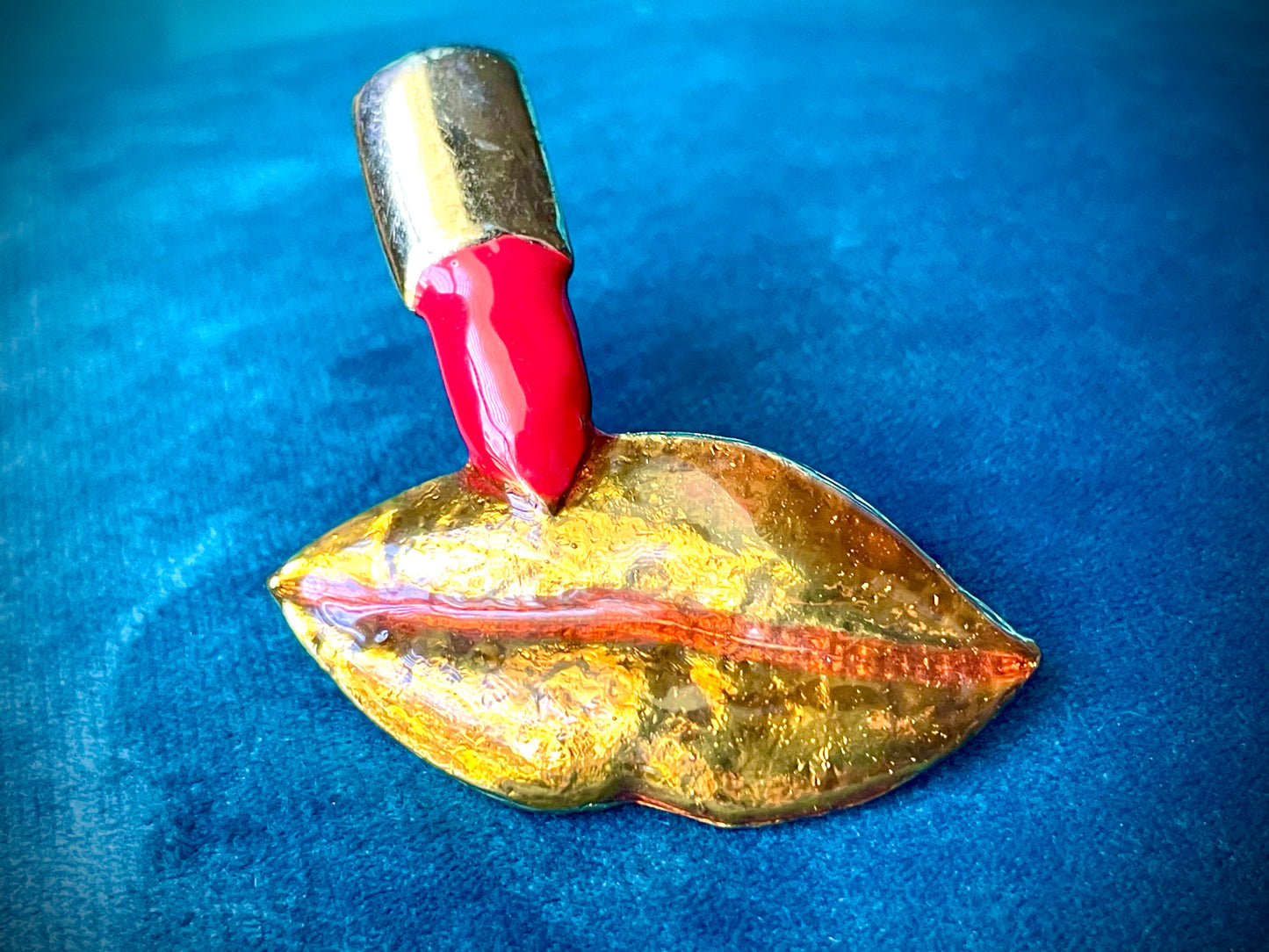 Amazing Graphic Pop Art Golden Lips & Red Lipstick Vintage Brooch