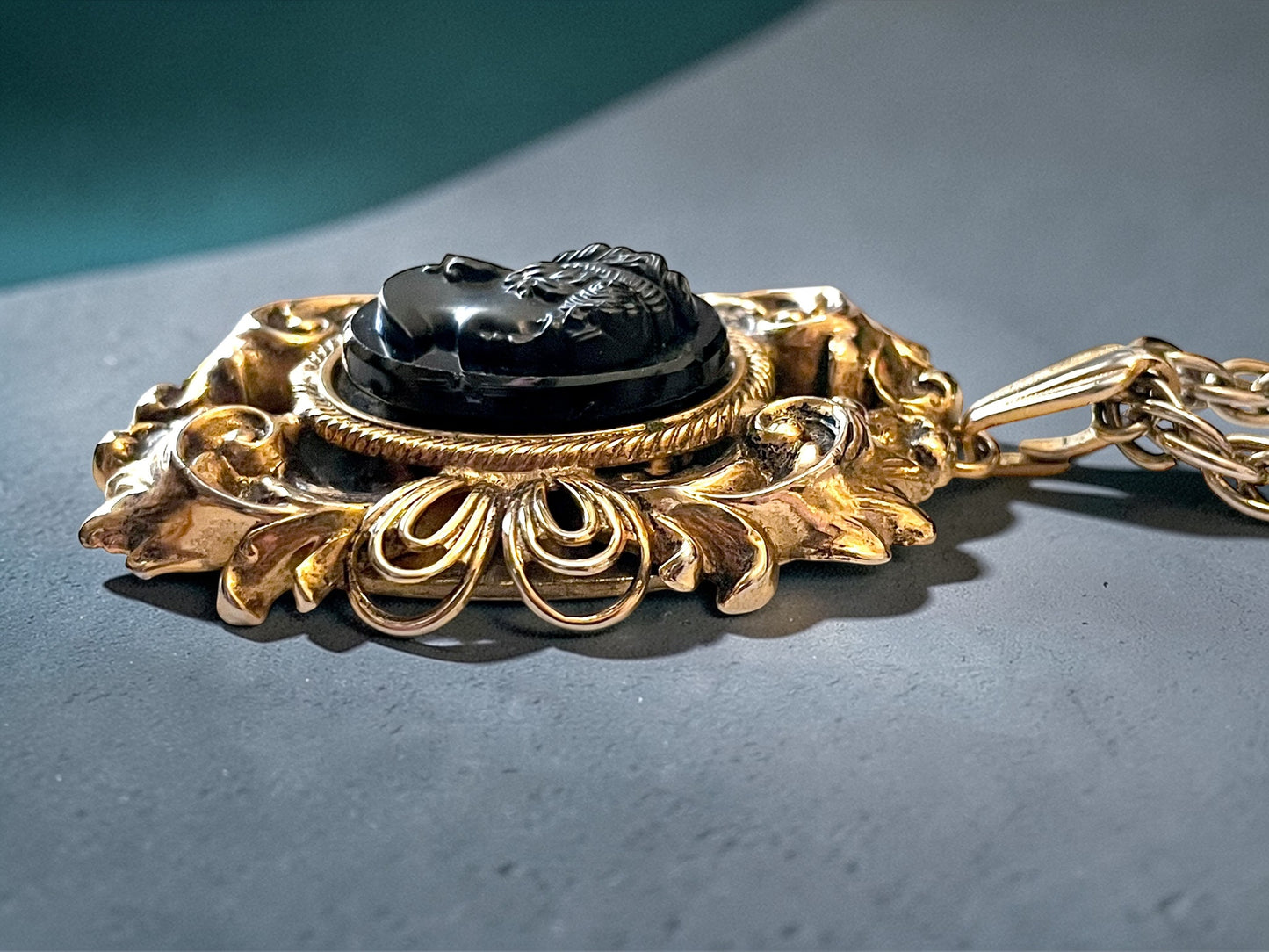 Gorgeous Art Nouveau Gilded Brass Mourning Cameo Mirrored Pendant Necklace