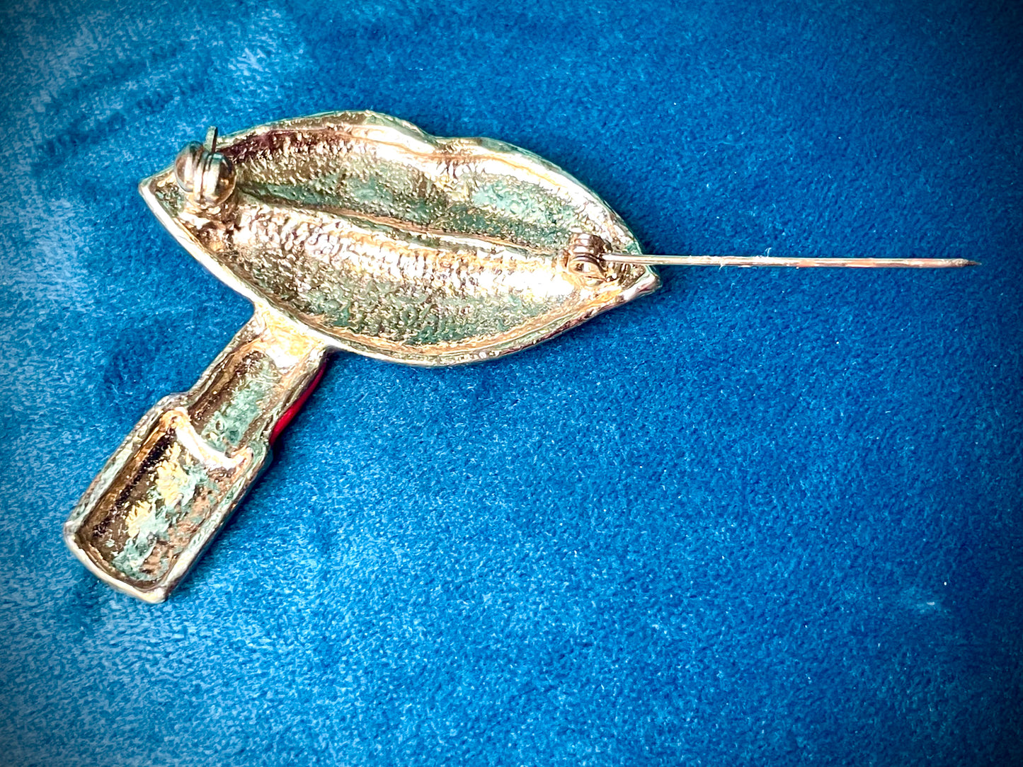 Amazing Graphic Pop Art Golden Lips & Red Lipstick Vintage Brooch