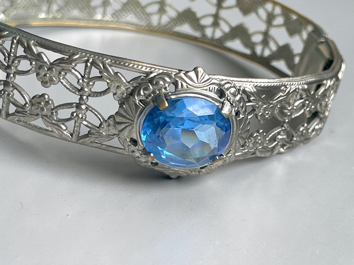 Art Deco Rhodium Plated Filigree Blue Topaz Crystal Art Glass Hinged Bangle Bracelet