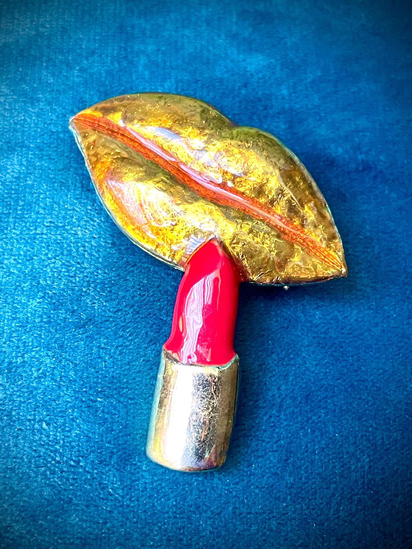 Amazing Graphic Pop Art Golden Lips & Red Lipstick Vintage Brooch