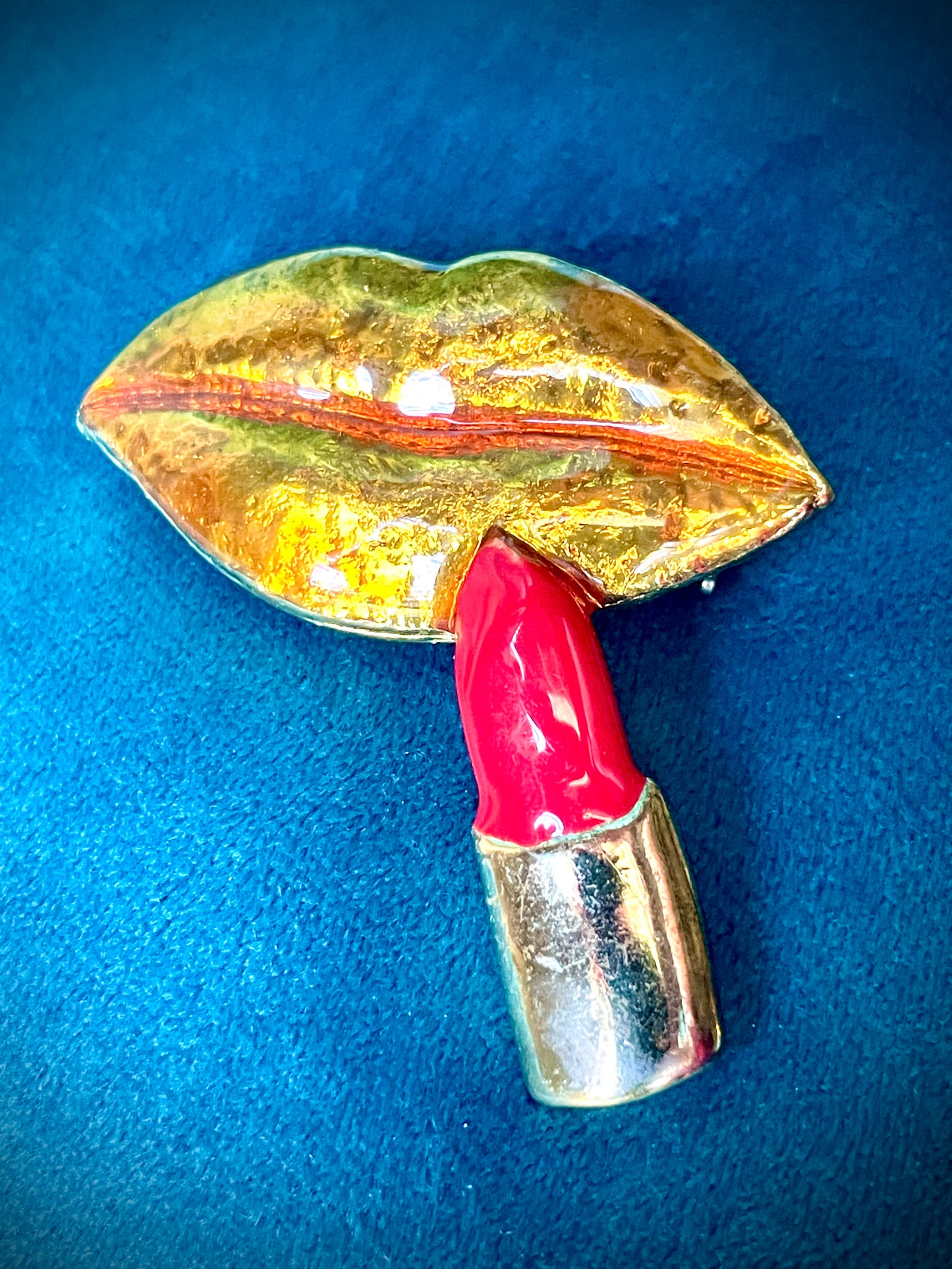 Amazing Graphic Pop Art Golden Lips & Red Lipstick Vintage Brooch