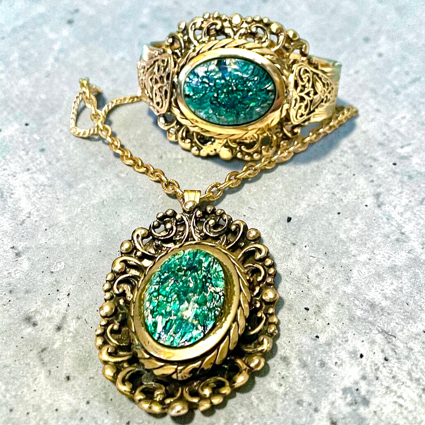 Whiting & Davis Green Foil Art Glass Dragons Breath Fire Opal Pendant Necklace