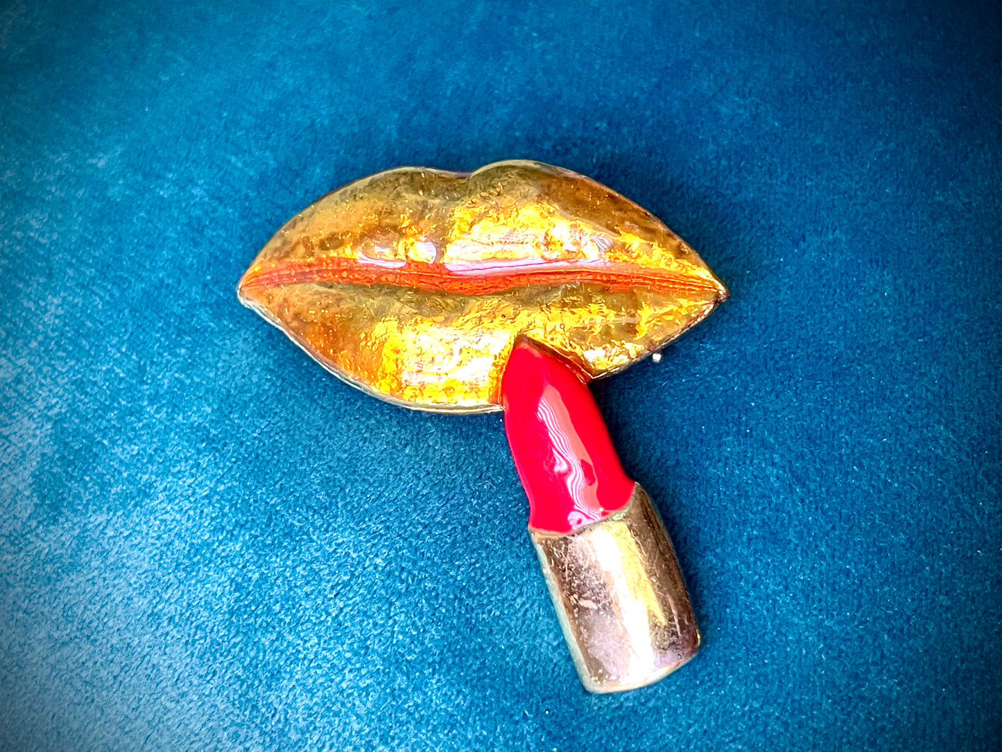 Amazing Graphic Pop Art Golden Lips & Red Lipstick Vintage Brooch
