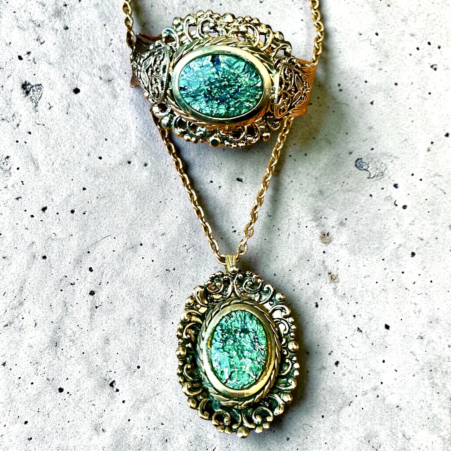 Whiting & Davis Green Foil Art Glass Dragons Breath Fire Opal Pendant Necklace