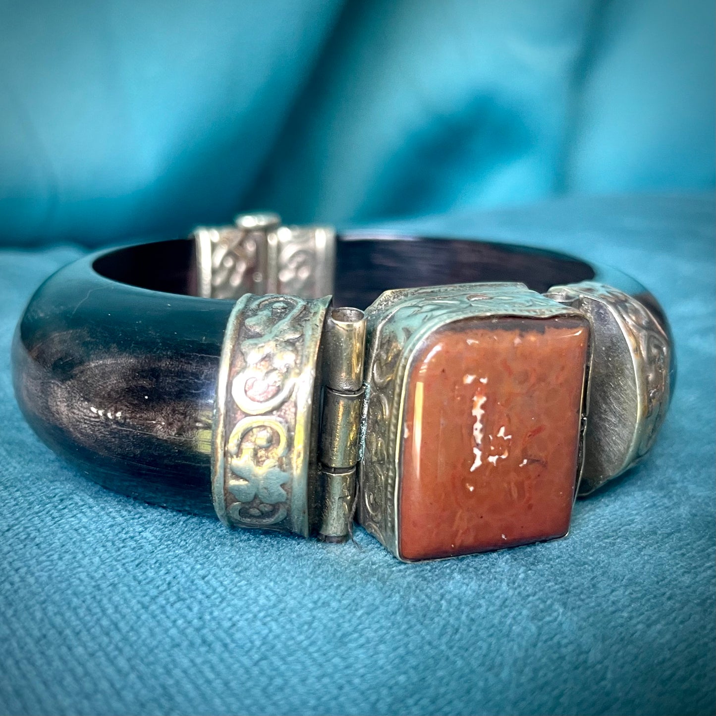 Antique Amber Botswana Agate & Black Wafer Buffalo Horn Pin Hinged Bangle Bracelet