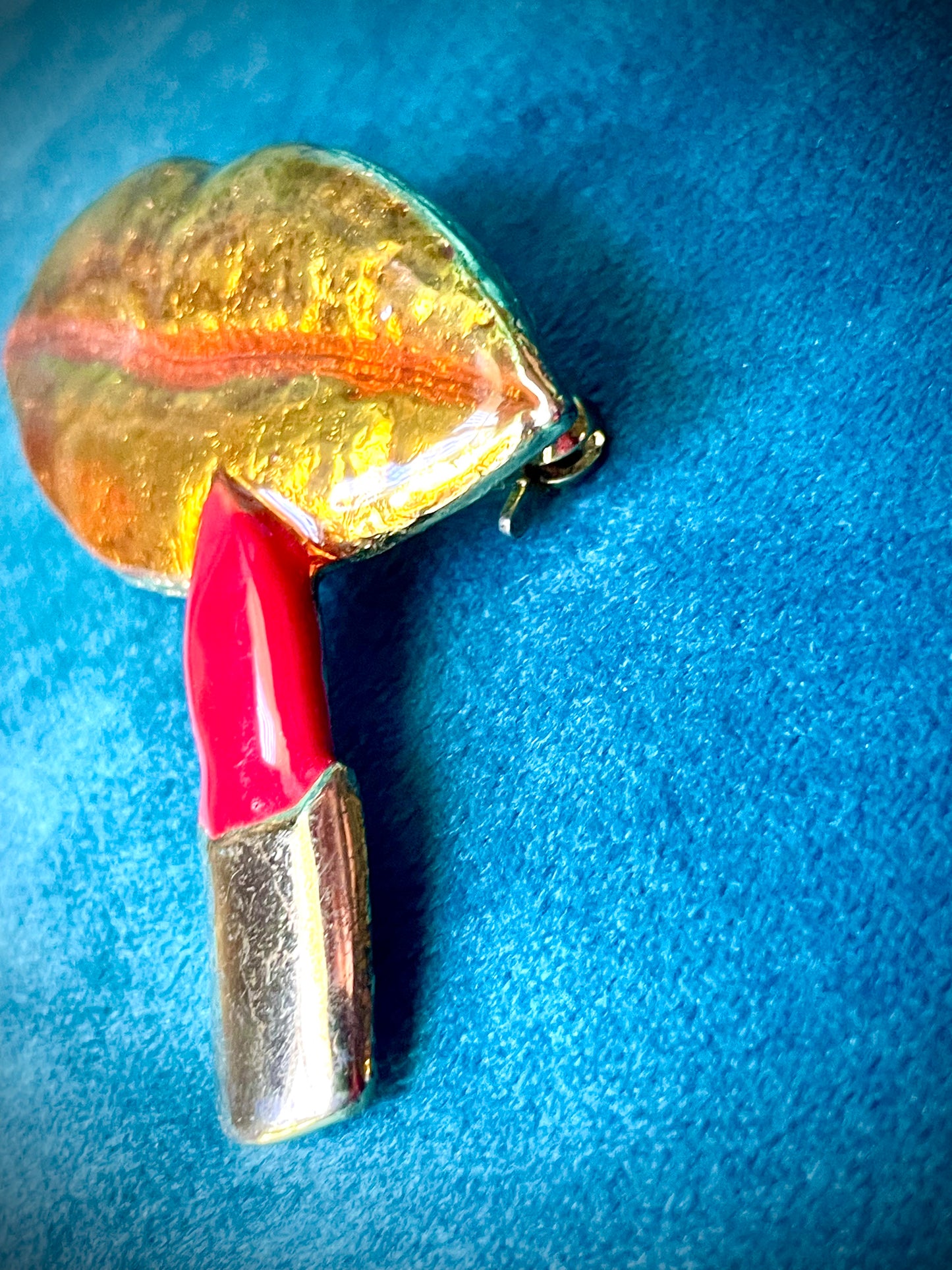 Amazing Graphic Pop Art Golden Lips & Red Lipstick Vintage Brooch