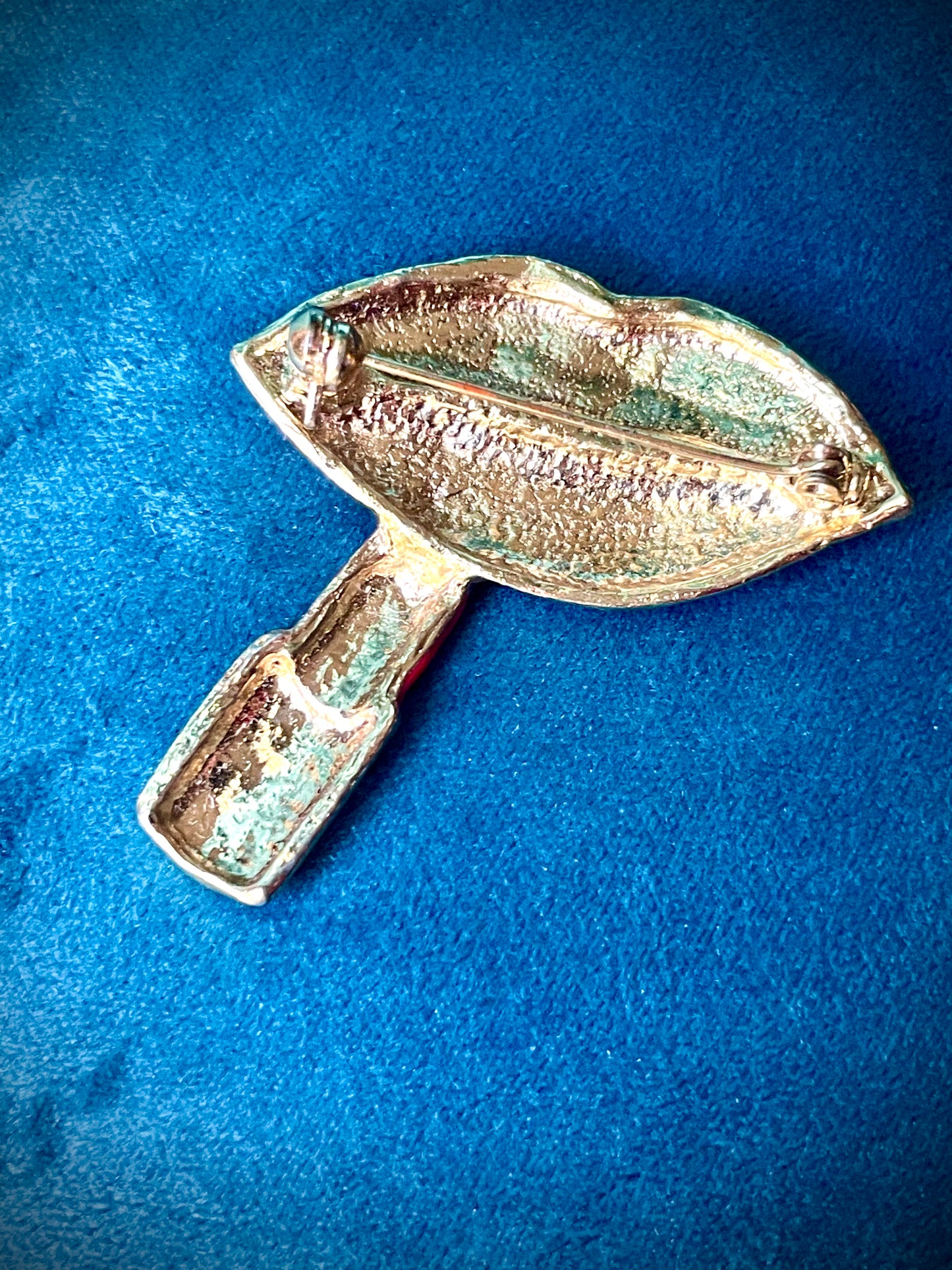 Amazing Graphic Pop Art Golden Lips & Red Lipstick Vintage Brooch