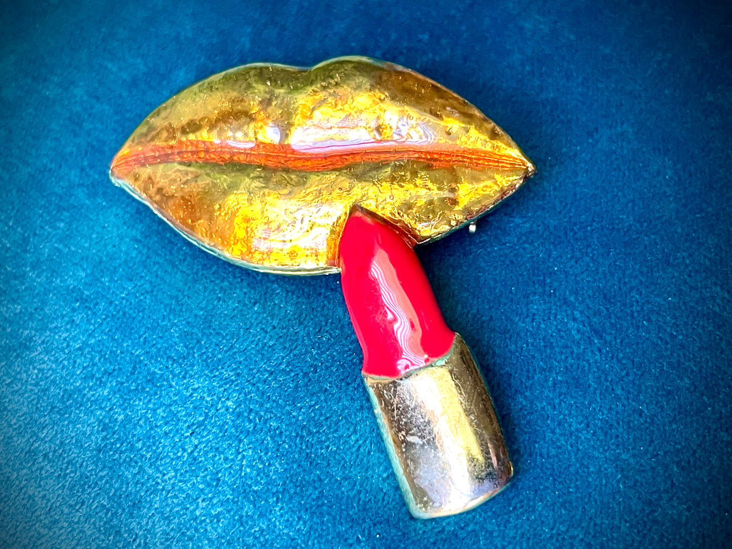 Amazing Graphic Pop Art Golden Lips & Red Lipstick Vintage Brooch