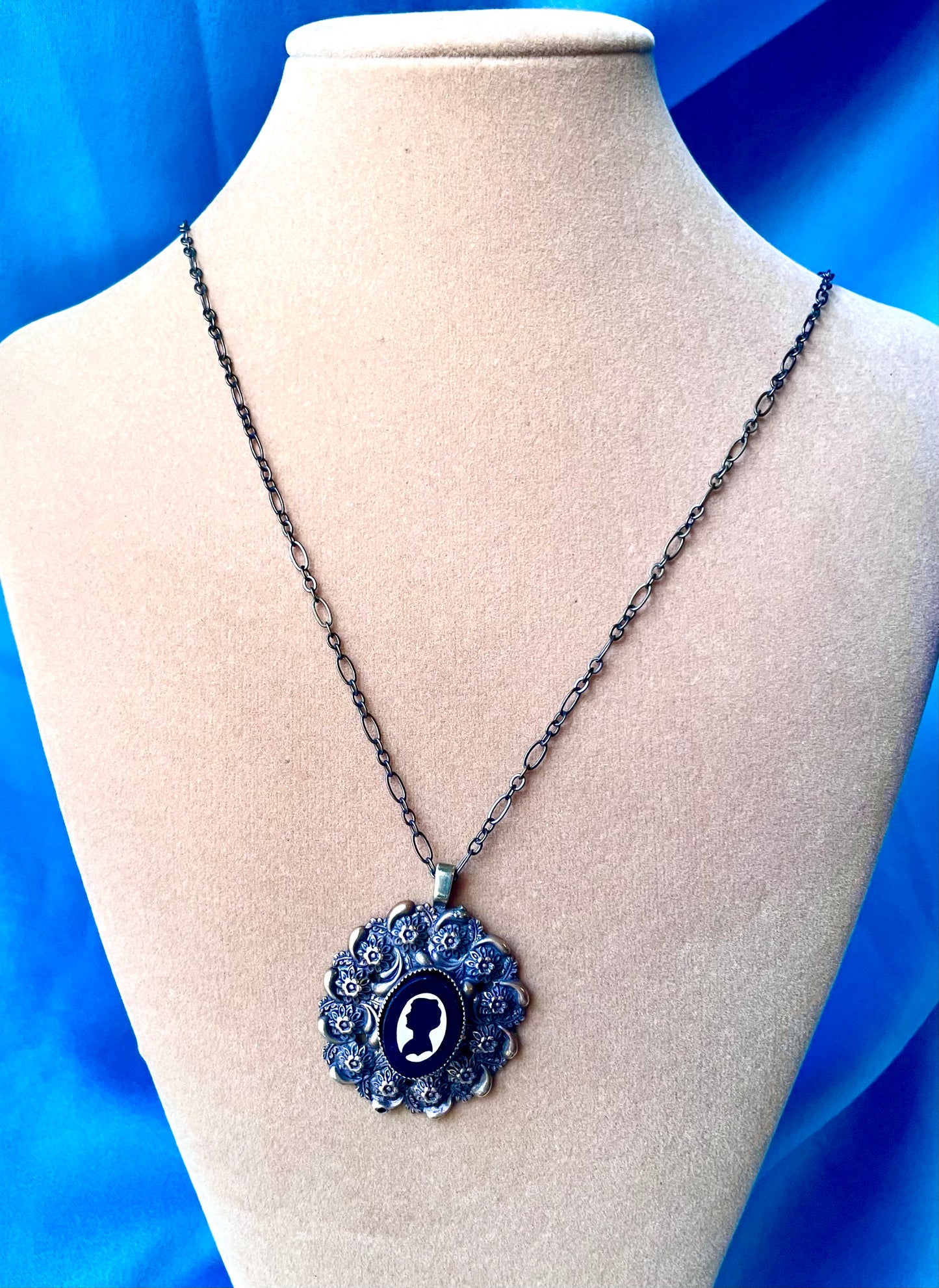 Brass Floral Repoussé Black & White Art Glass Silhouette Cameo Pendant Necklace