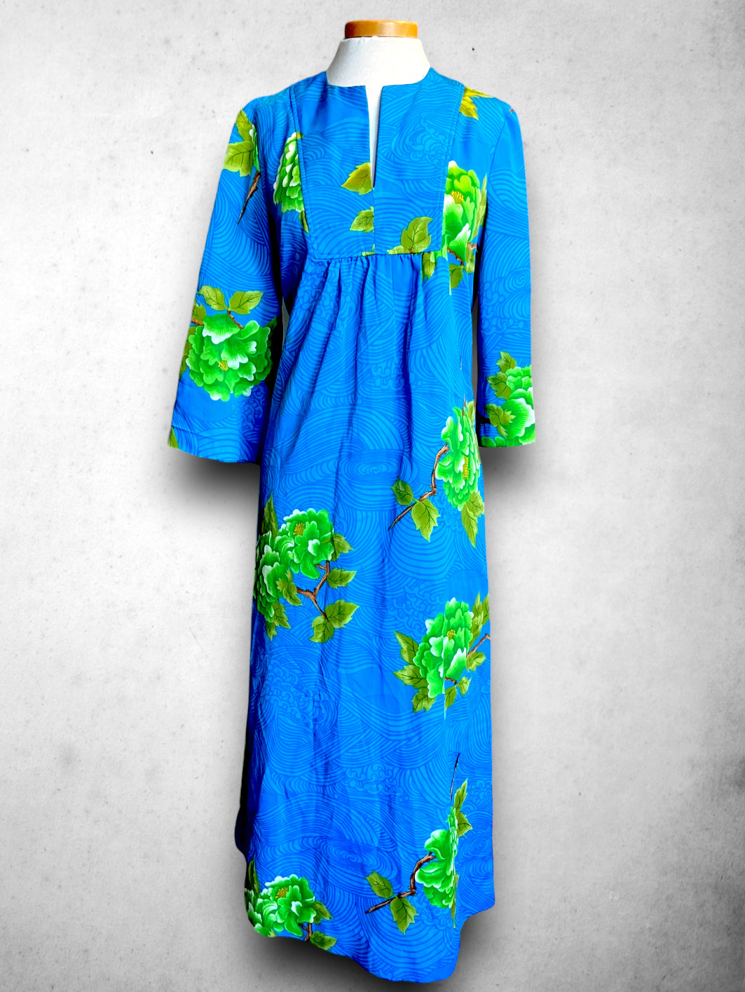 Vintage 1970’s Teal Blue & Green Chrysanthemum Hawaiian House Dress