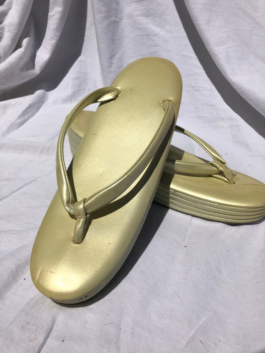 Unique Vintage Asian Metallic Chartreuse Green Yellow Thing Sandals c.1960 Size 6