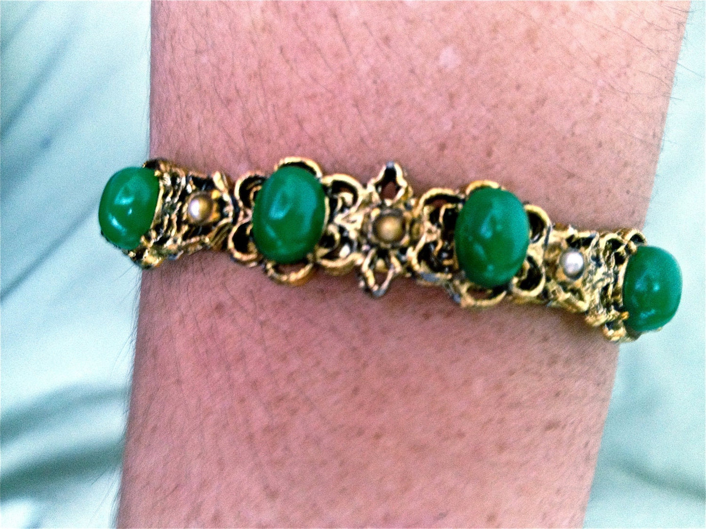 Vintage FLORENZA Art Nouveau Jade Green Art Glass Cabochon & Pearl Deco Gold Hinged Clamper Bangle Bracelet wit Box Clasp