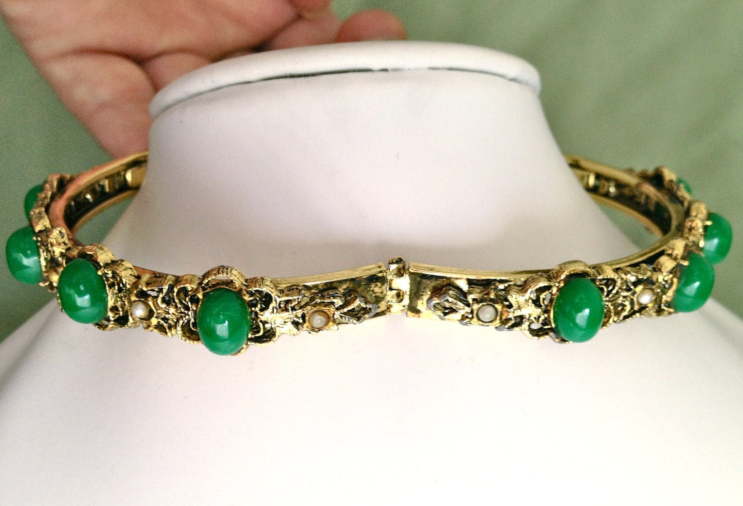 Vintage FLORENZA Art Nouveau Jade Green Art Glass Cabochon & Pearl Deco Gold Hinged Clamper Bangle Bracelet wit Box Clasp