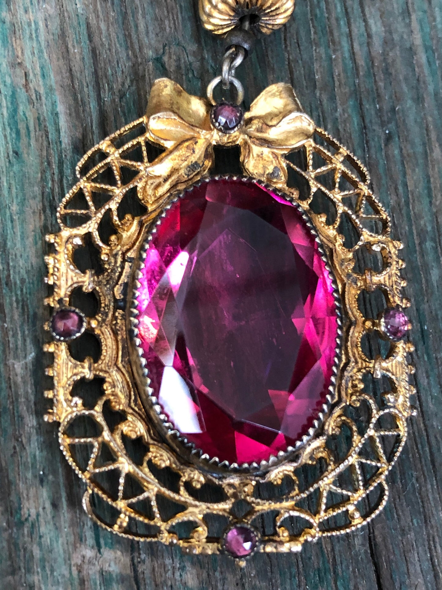 Art Nouveau Gilded Gold Bow Design Bright Pink Czech Art Glass Pendant & Beaded Necklace
