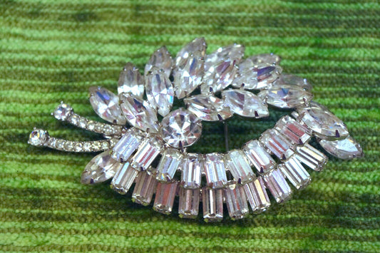 Beautiful Vintage Chunky Crystal Hollywood Prong Set Rhodium Brooch